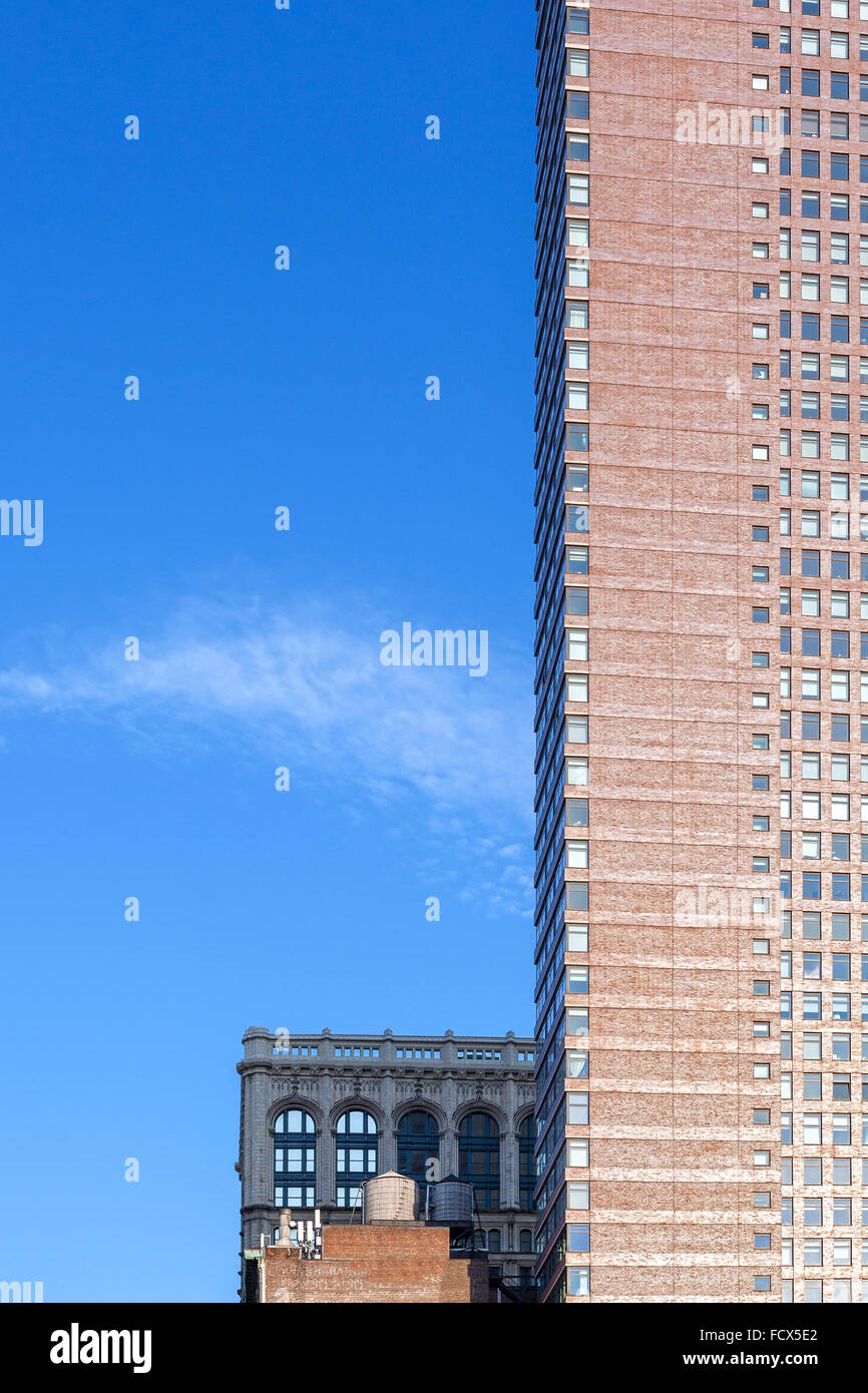 Highrise appartamento a New York contro il cielo blu, spazio per il testo. Foto Stock