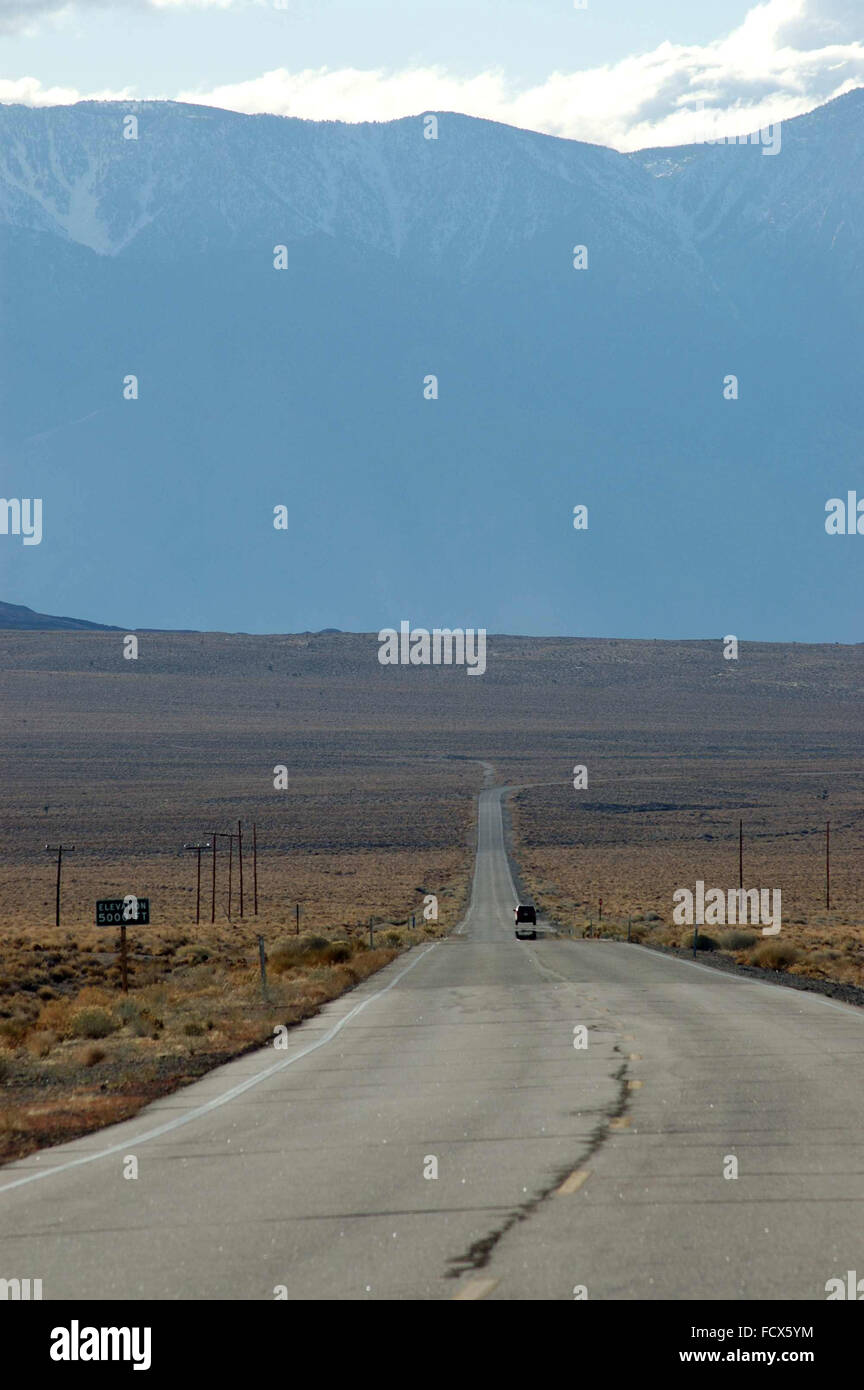 Strada per tubo da stufa di pozzi, Parco Nazionale della Valle della Morte, CALIFORNIA, STATI UNITI D'AMERICA Foto Stock