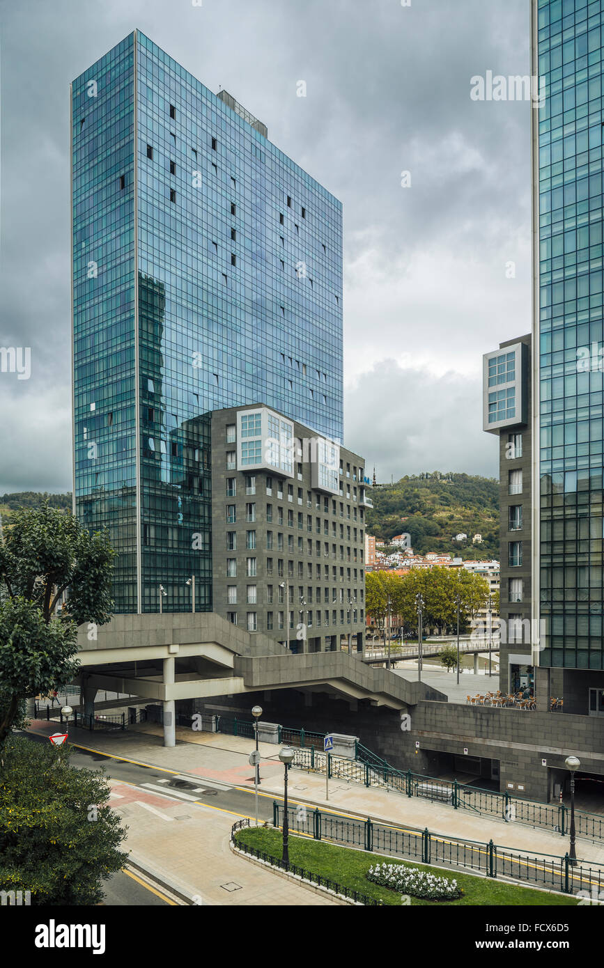 Due torri di vetro con il ponte Calatrava in background, Bilbao, Spagna Foto Stock