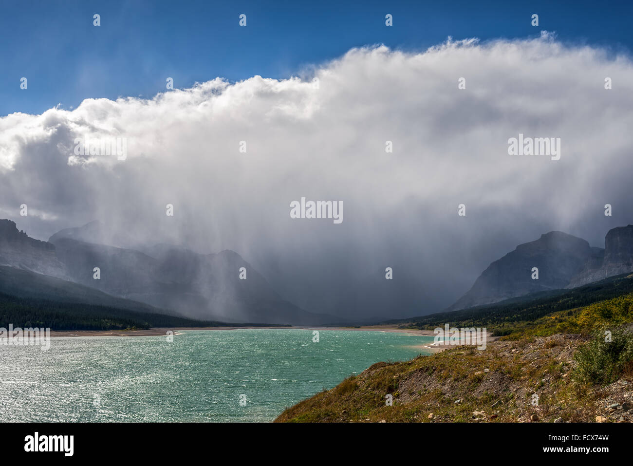 Nuvole temporalesche la raccolta di oltre il Lago Sherburne Foto Stock