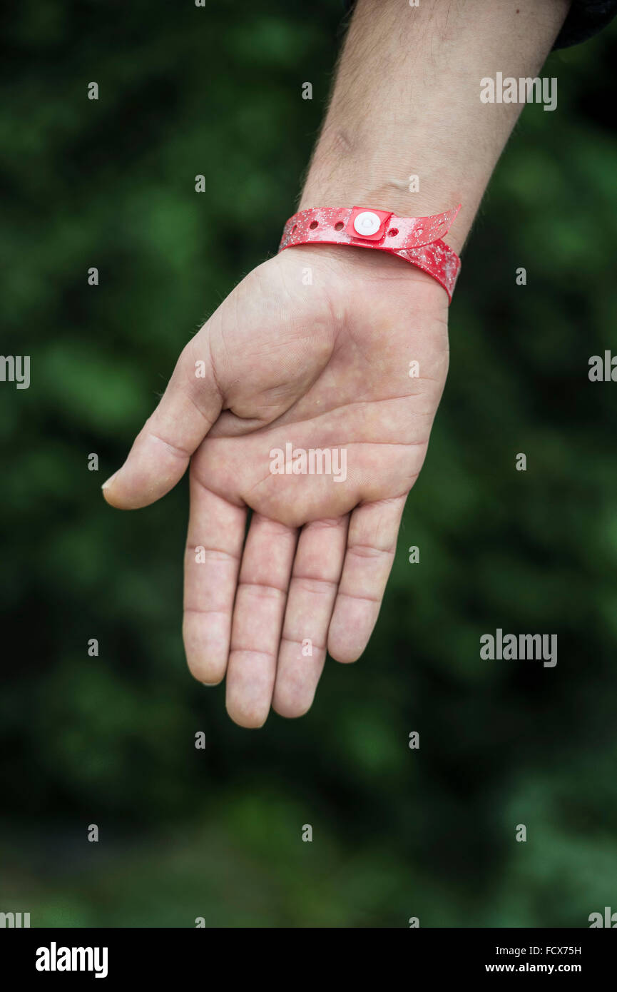 I richiedenti asilo a casa Lynx a Cardiff, nel Galles del Sud, sono state fatte da indossare red bracciali in ordine alla rivendicazione del cibo. Foto Stock