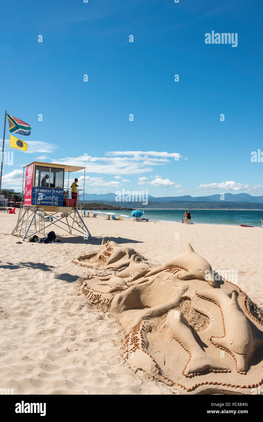 Lifeguard tower e le sculture di sabbia al Beacon Island Beach, Plettenberg Bay, Eden District, Provincia del Capo Occidentale, Sud Africa Foto Stock