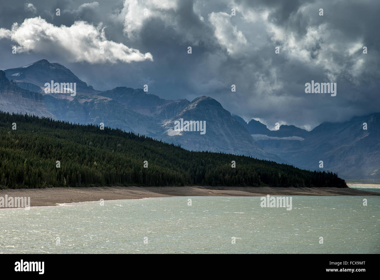 Nuvole temporalesche la raccolta di oltre il Lago Sherburne Foto Stock