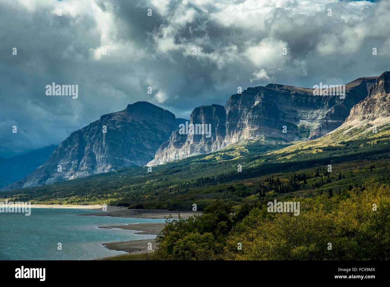 Nuvole temporalesche la raccolta di oltre il Lago Sherburne Foto Stock