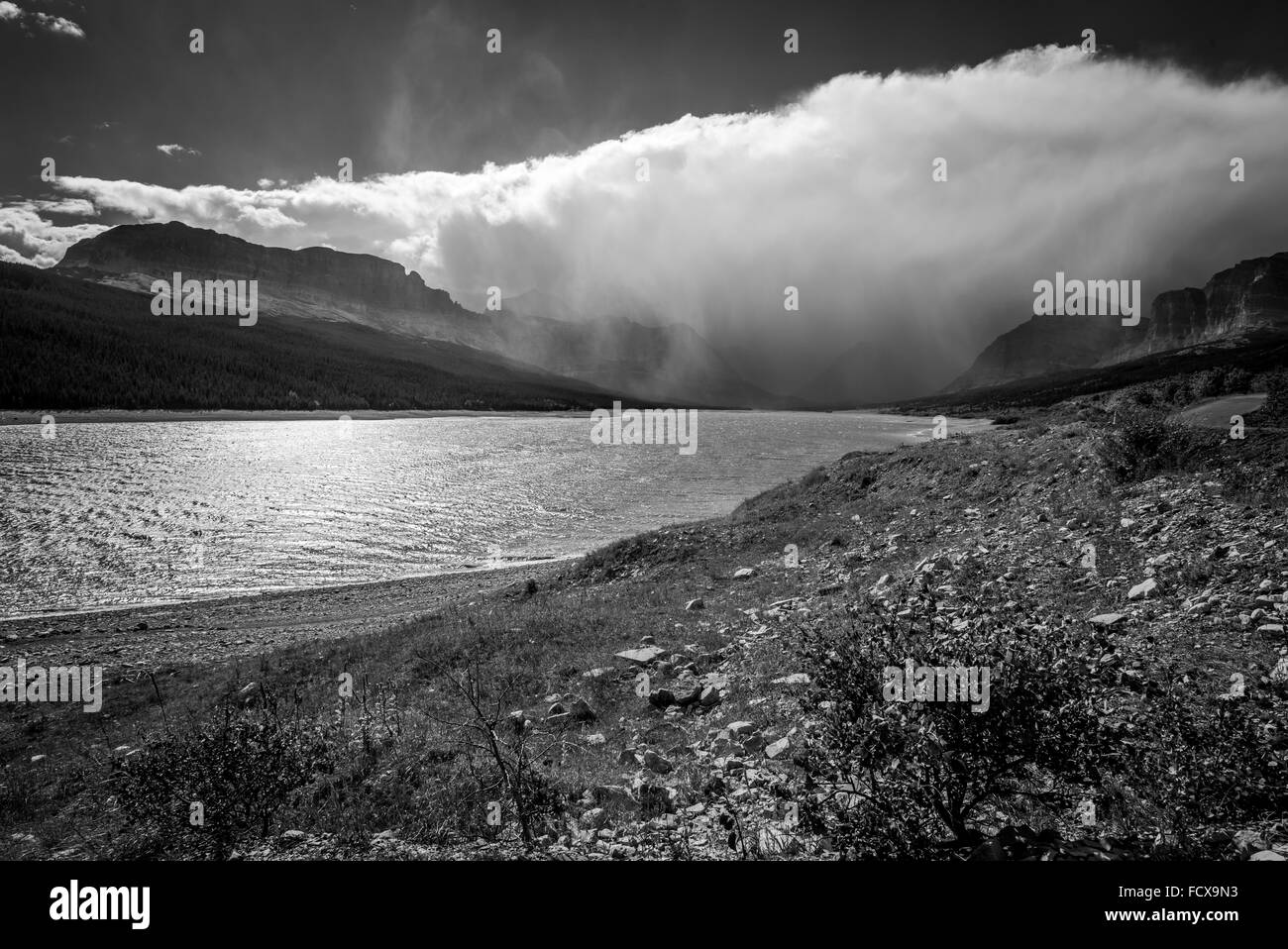 Nuvole temporalesche la raccolta di oltre il Lago Sherburne Foto Stock