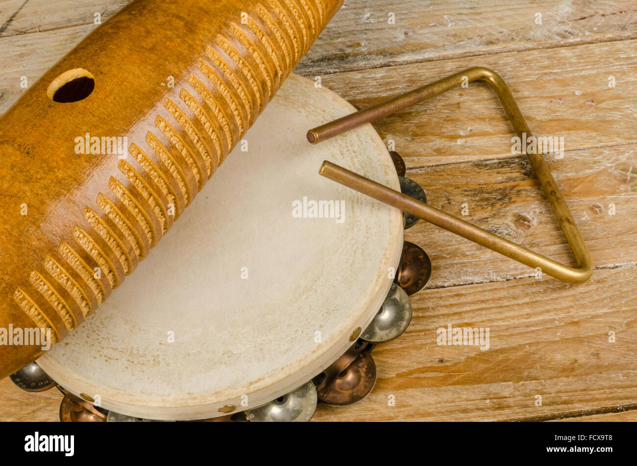 Tradizionale piccola strumenti a percussione in una vita ancora su un rustico di una superficie di legno Foto Stock