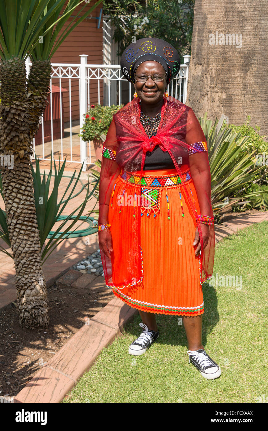 Zulu donna in abito tradizionale, Selcourt, molle, East Rand, provincia di Gauteng, Repubblica del Sud Africa Foto Stock