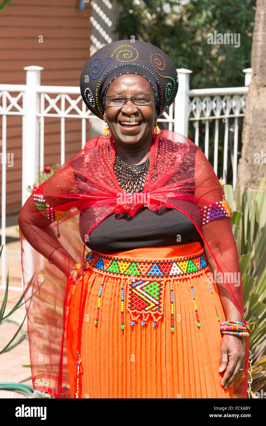 Zulu donna in abito tradizionale, Selcourt, molle, East Rand, provincia di Gauteng, Repubblica del Sud Africa Foto Stock