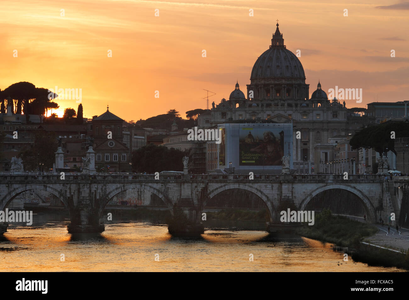 Tevere con Sant'Angelo bridge e la Basilica di San Pietro in Roma, Italia Foto Stock
