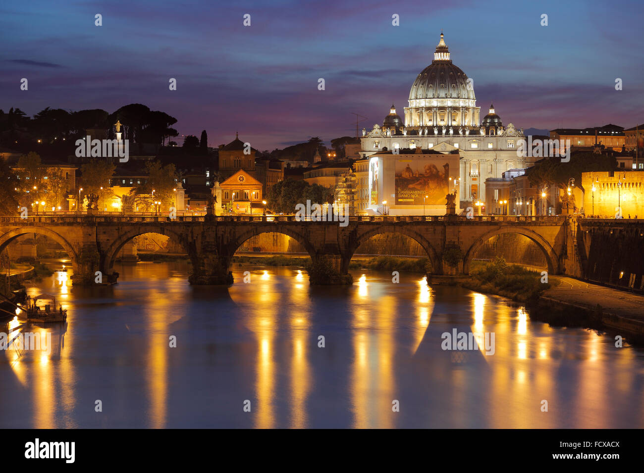 Tevere con Sant'Angelo bridge e la Basilica di San Pietro in Roma, Italia Foto Stock