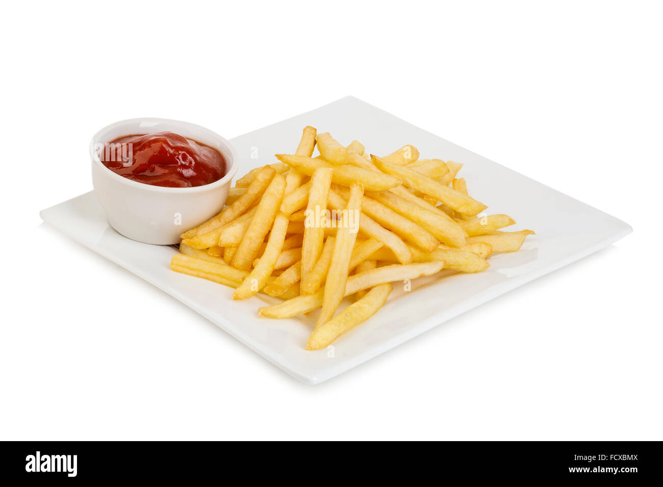 Classica Americana patate fritte con ketchup close-up isolato su uno sfondo bianco. Foto Stock