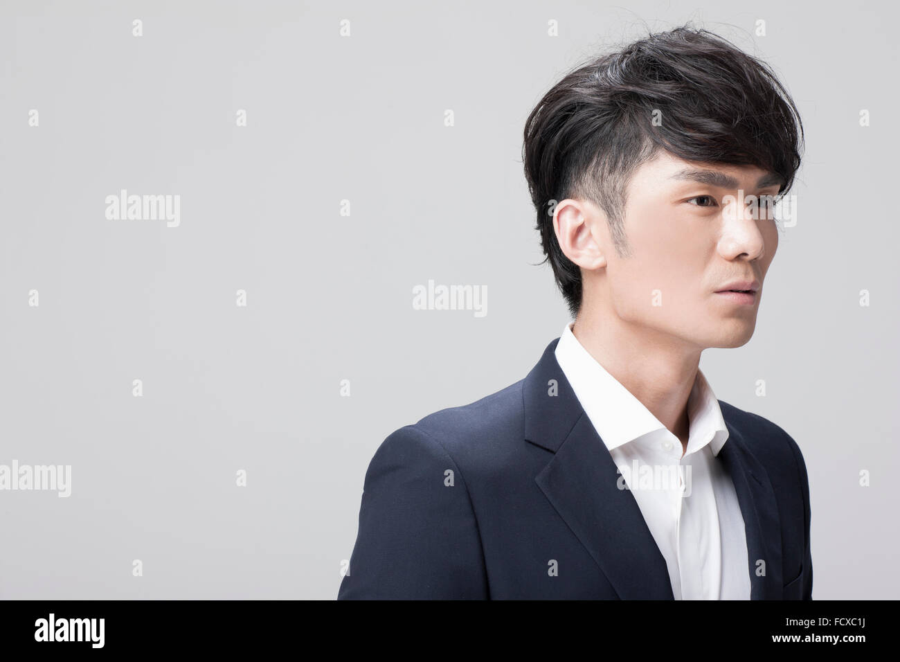 Aspetto laterale di un uomo in abito nero Foto Stock