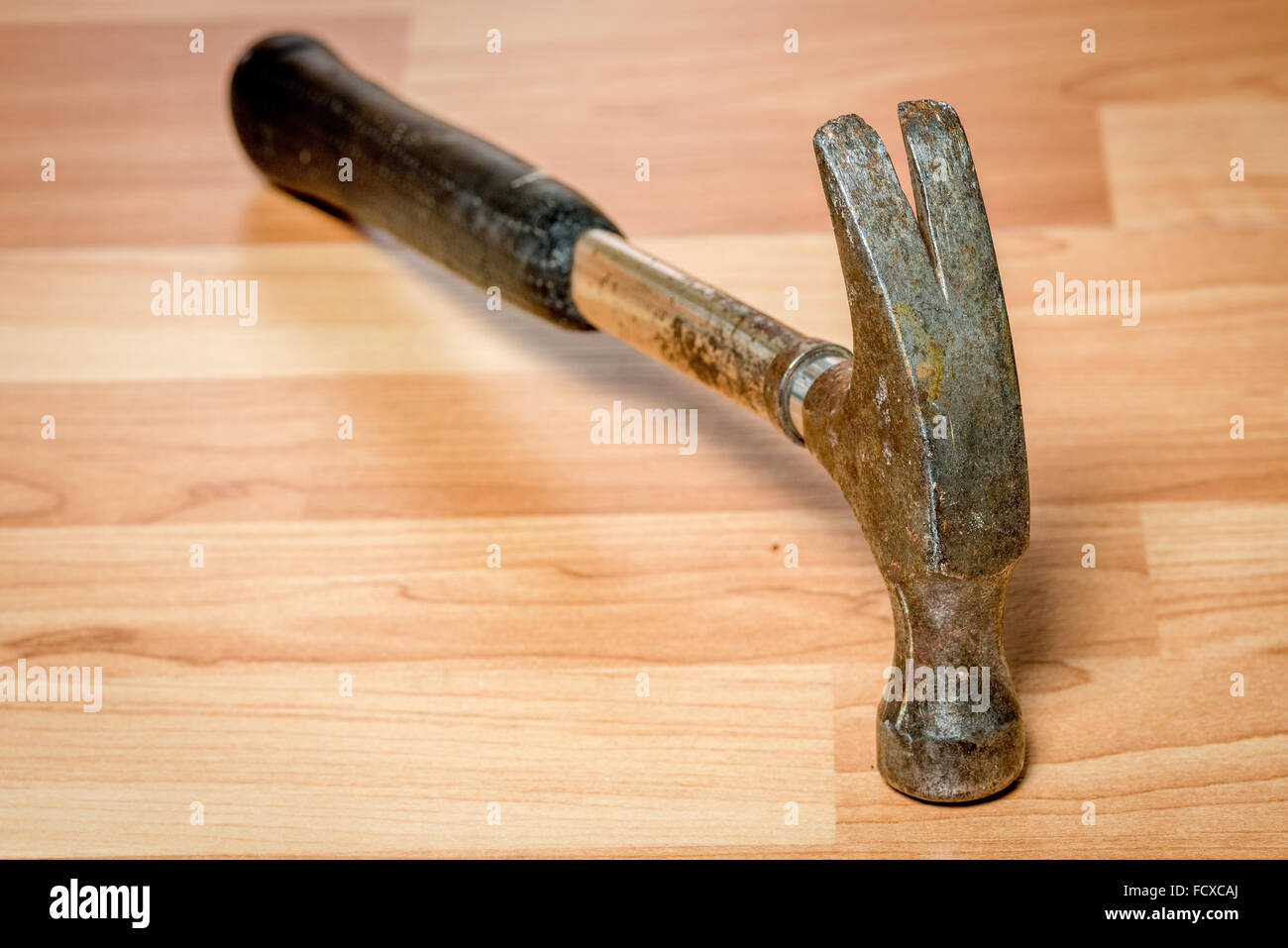 Close up di un martello da carpentiere in acciaio Foto Stock