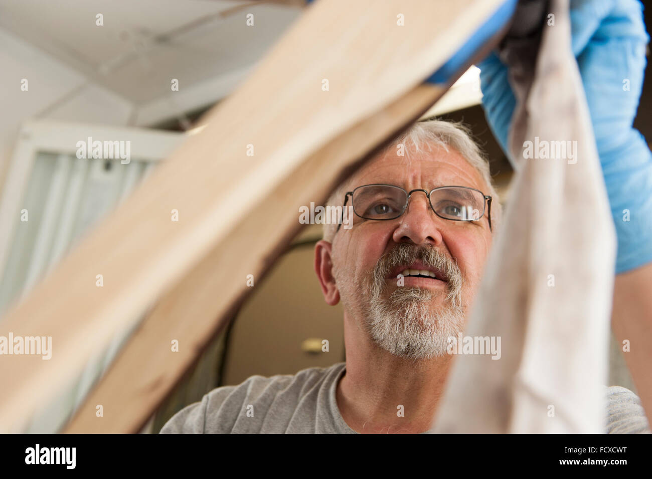 Abili artigiani creare splendide cornici di legno da legno grezzo per creare high end, costose biciclette. Foto Stock