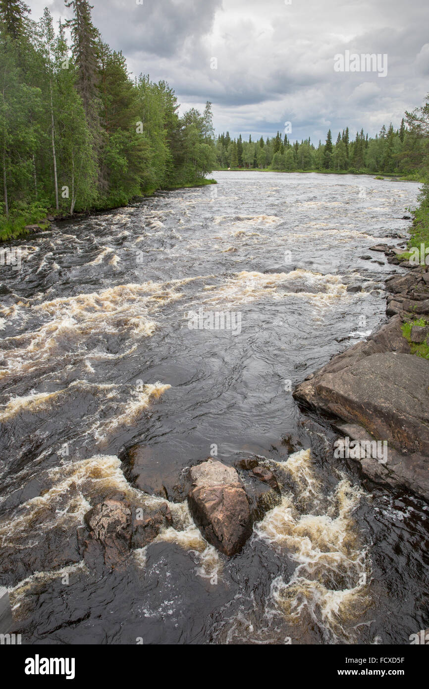 Rapids nel fiume Raudanjok presso il Circolo Polare Artico Area escursionistica vicino a Rovaniemi, Finlandia Foto Stock