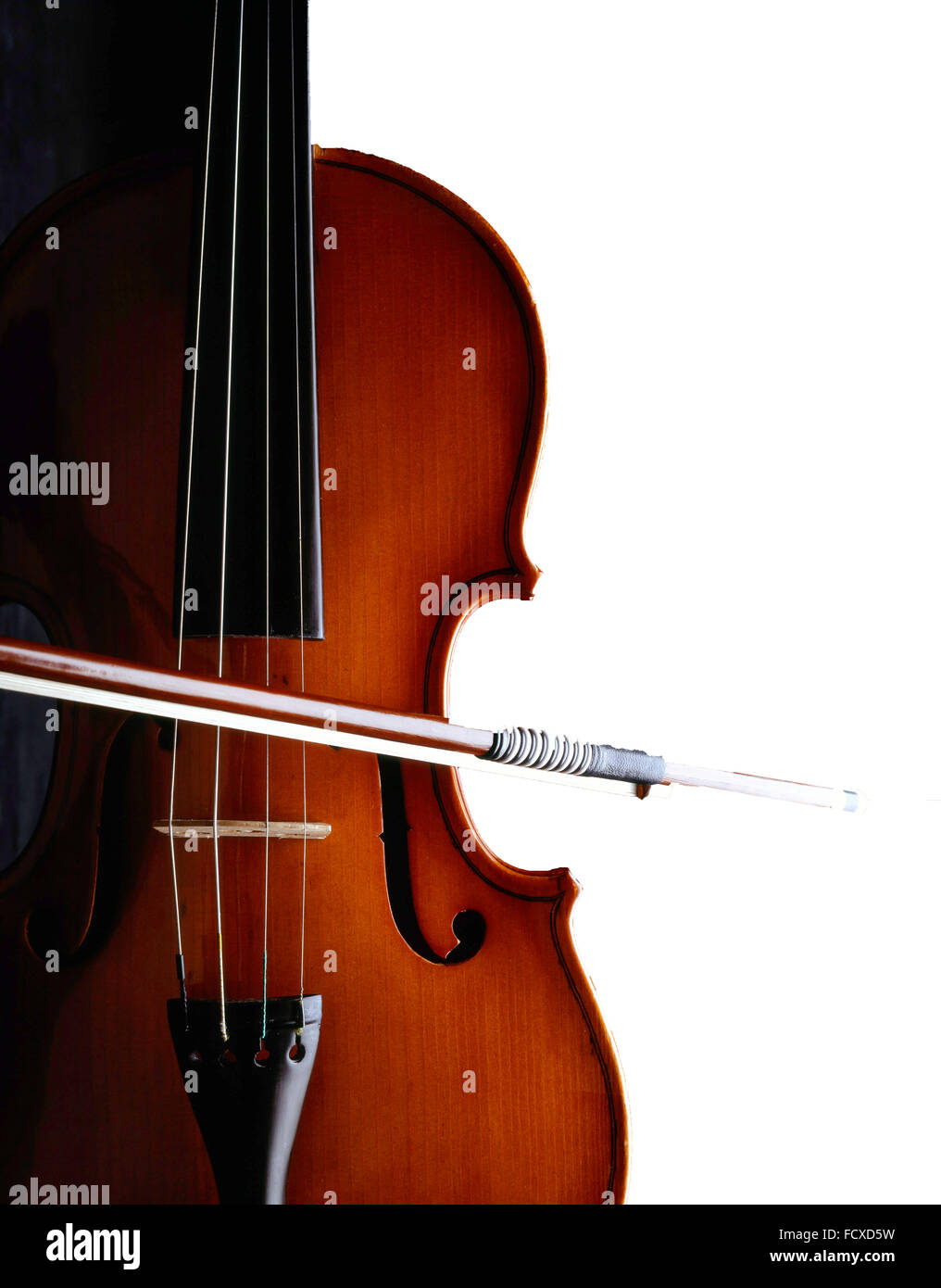 Still-life di violino e archetto con sfondo bianco, London, England, Regno Unito Foto Stock