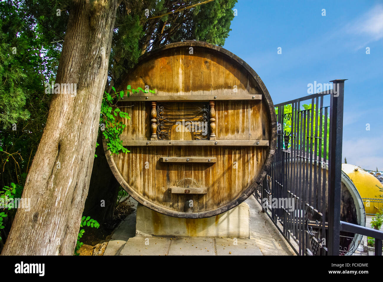 Grande Barile di legno per il vino in un giorno di estate, Crimea Foto Stock