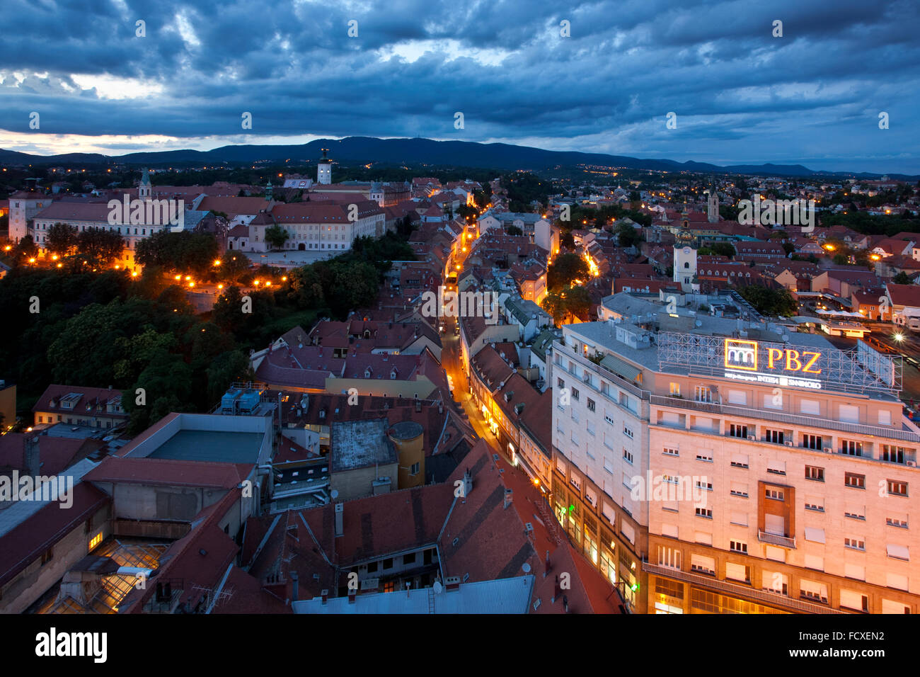 Zagabria centro panorama di sera, Croazia Foto Stock