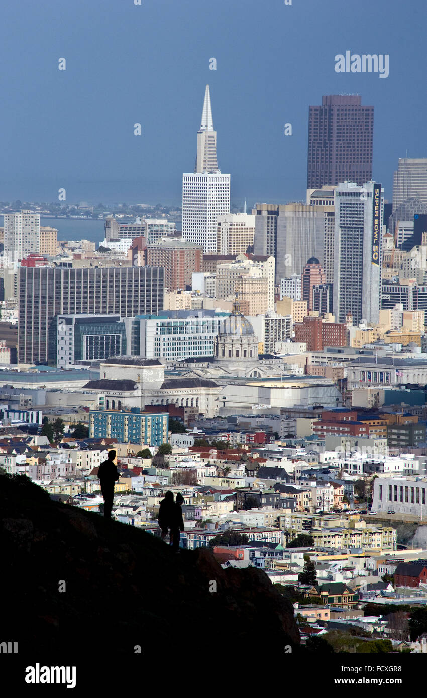 San Francisco vista da Twin Peaks con scalatori in primo piano. Foto Stock