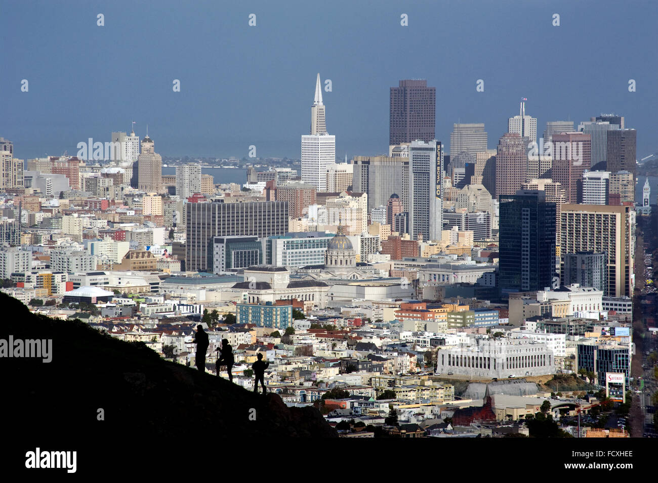 San Francisco vista da Twin Peaks con scalatori in primo piano. Foto Stock