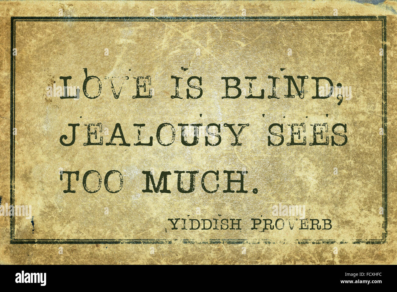 L'amore è cieco; gelosia vede troppo - antico proverbio Yiddish stampato su grunge cartone vintage Foto Stock