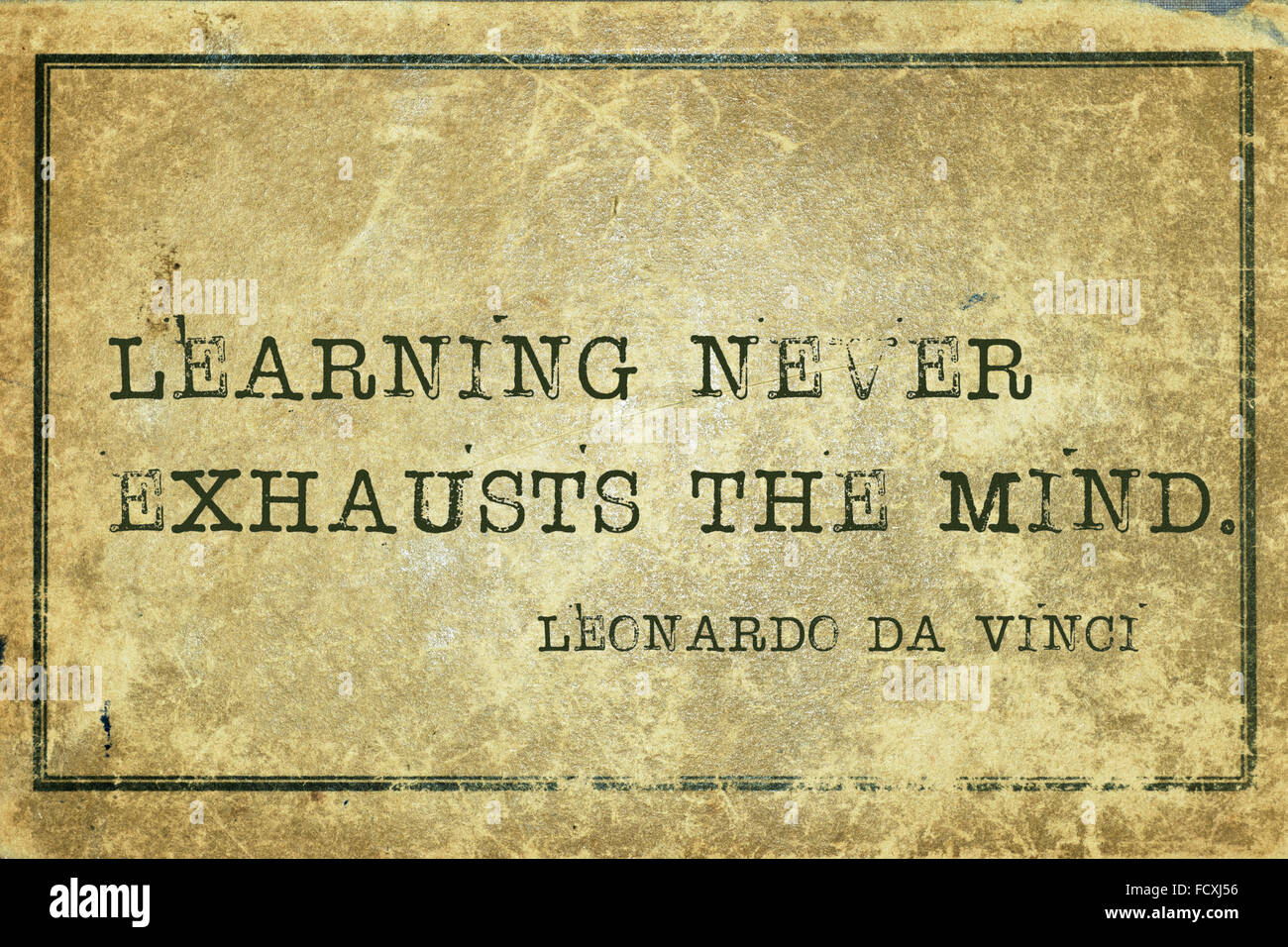 L'apprendimento non esaurisce la mente - antica artista italiano Leonardo da Vinci preventivo stampato su grunge cartone vintage Foto Stock