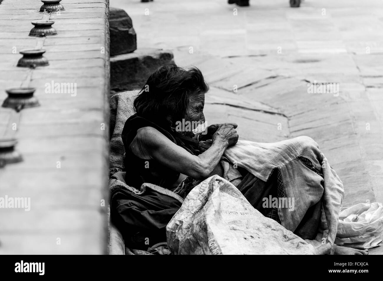 Old Lady sulle strade Foto Stock