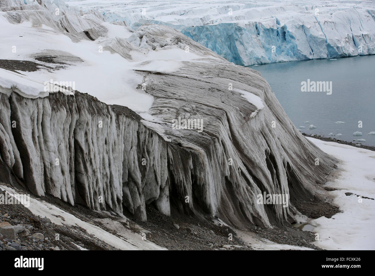Norvegia, il Mare di Barents, Svalbard, Spitsbergen, 14 luglio del ghiacciaio. Close up di sporco di ghiaccio e ghiacciai. Foto Stock