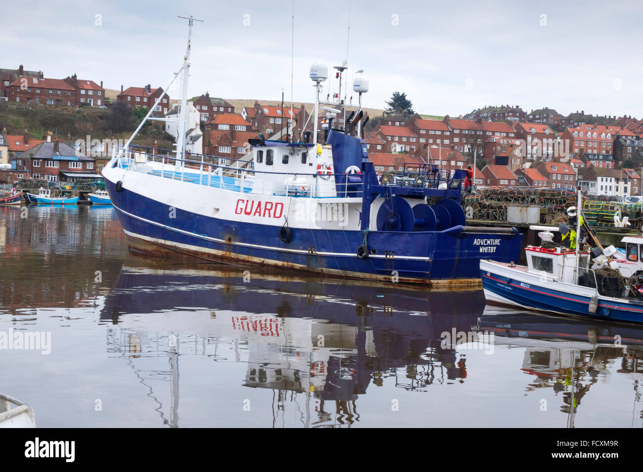 Recipiente di guardia avventura nel porto di Whitby il recipiente è utilizzato come recipiente di protezione da offshore le società petrolifere e di gas naturale Foto Stock