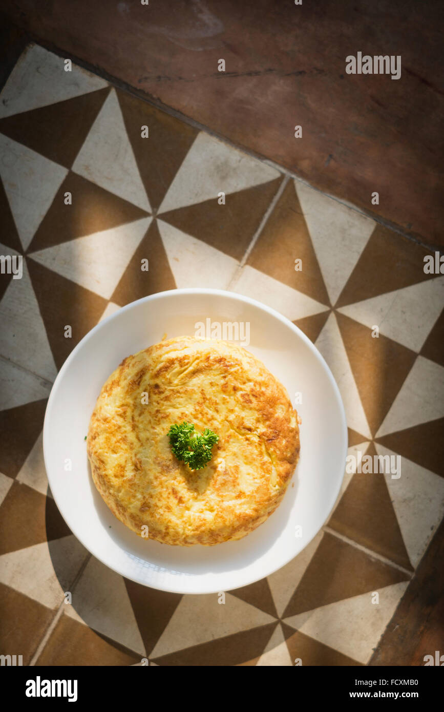 Tortilla spagnola Omelette tradizionale rustico piastrelle per pavimento Foto Stock