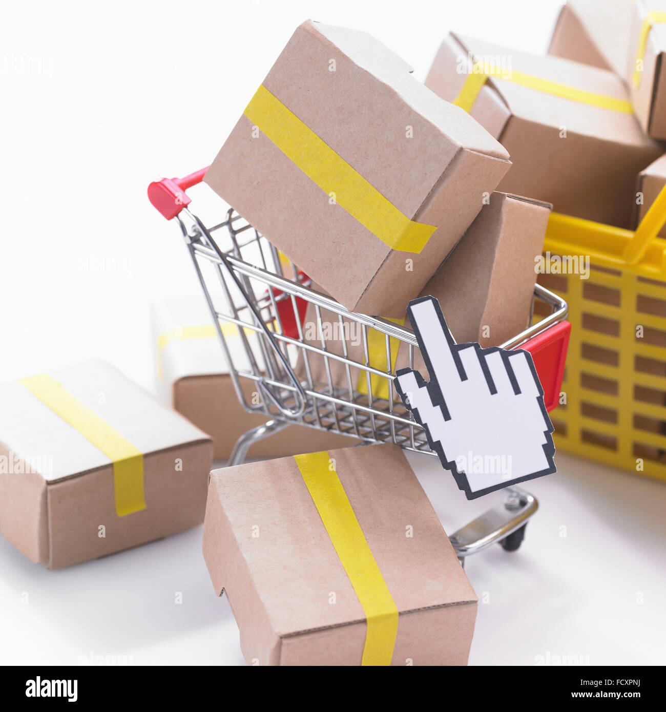 Scatole di consegna nel carrello e carrello con cursore a forma di mano Foto Stock
