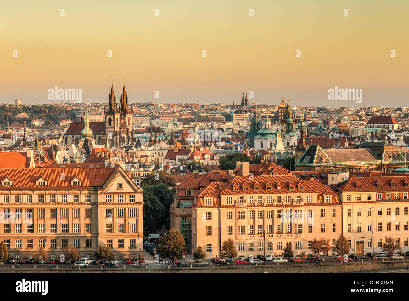 Vista aerea del paesaggio urbano di Praga, Repubblica Ceca. Tramonto Foto Stock