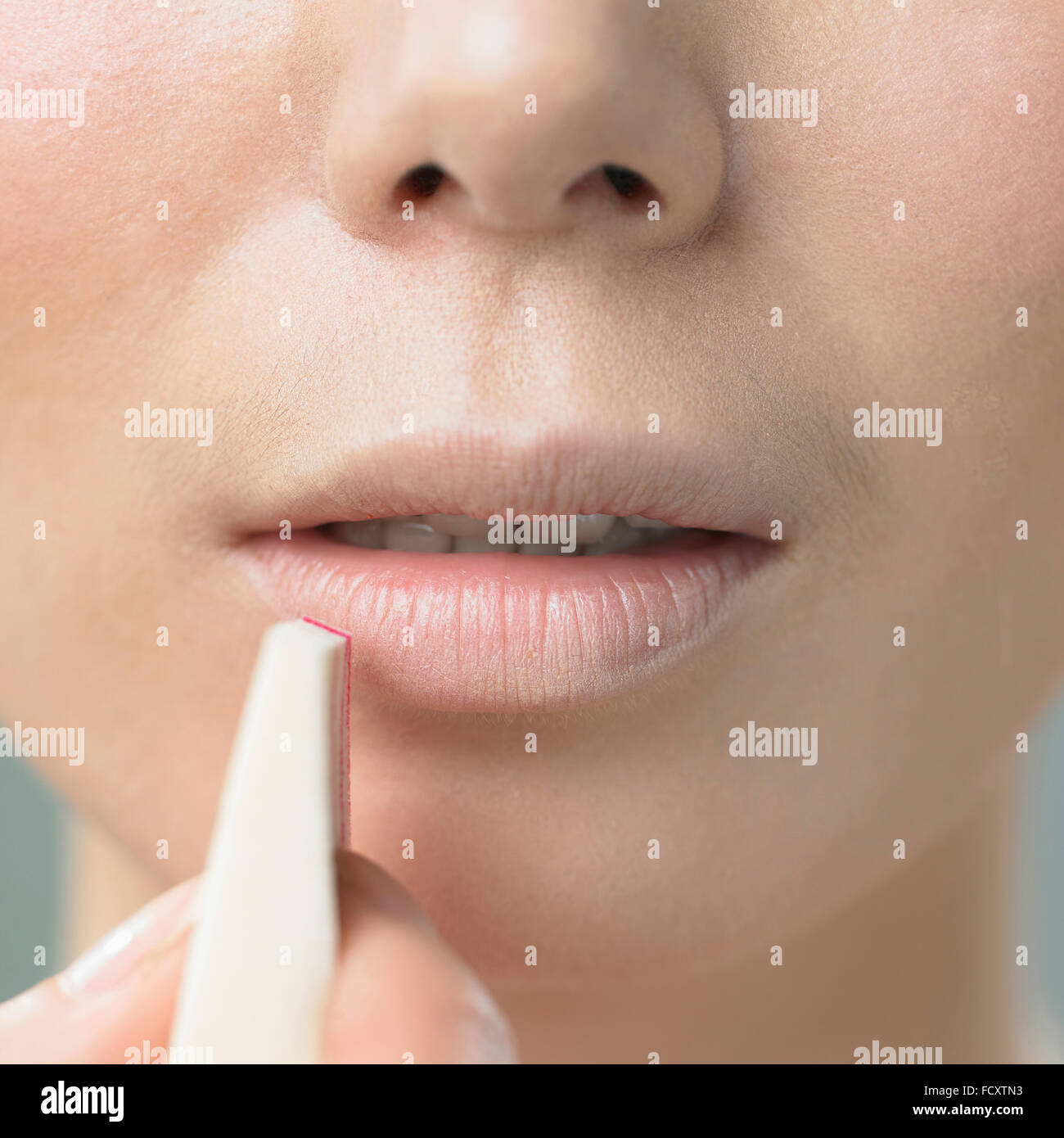 Close up della donna del naso e del labbro Foto Stock