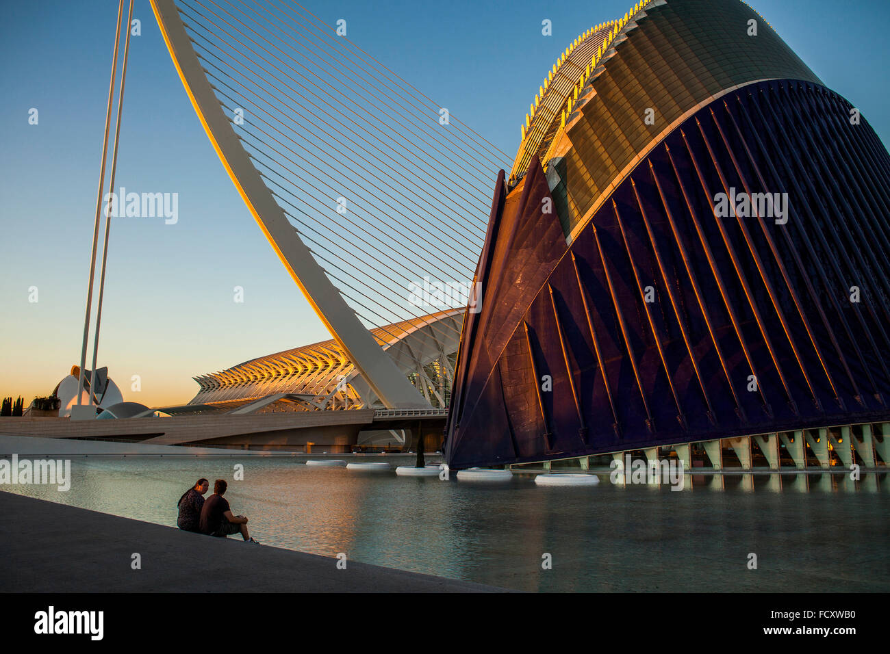 El Pont de l'Assut de l'o e l'Agora, nella Città delle Arti e delle Scienze. Valencia, Spagna. Foto Stock