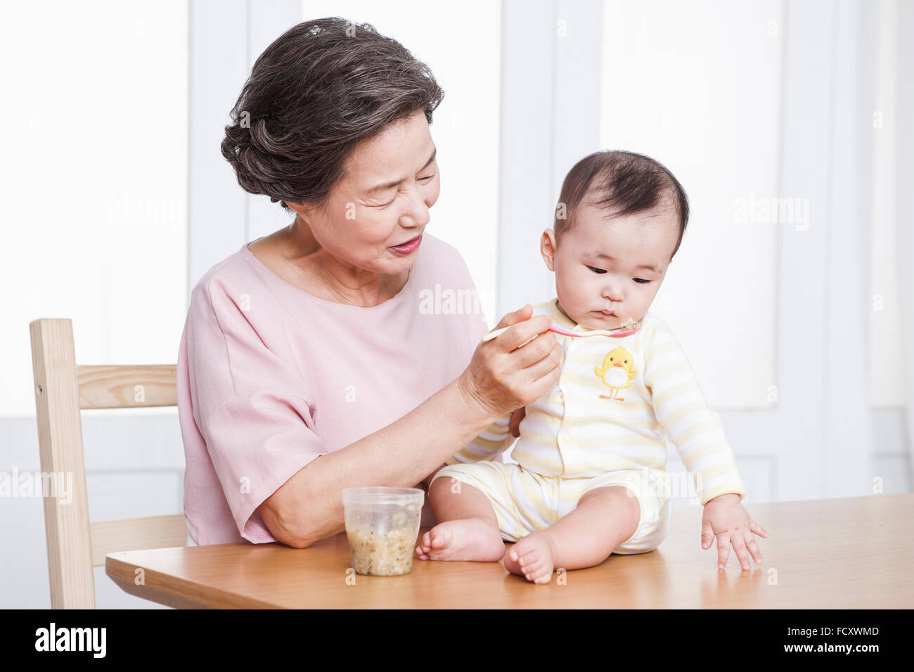 Vecchia donna allattare il tuo bambino Foto Stock