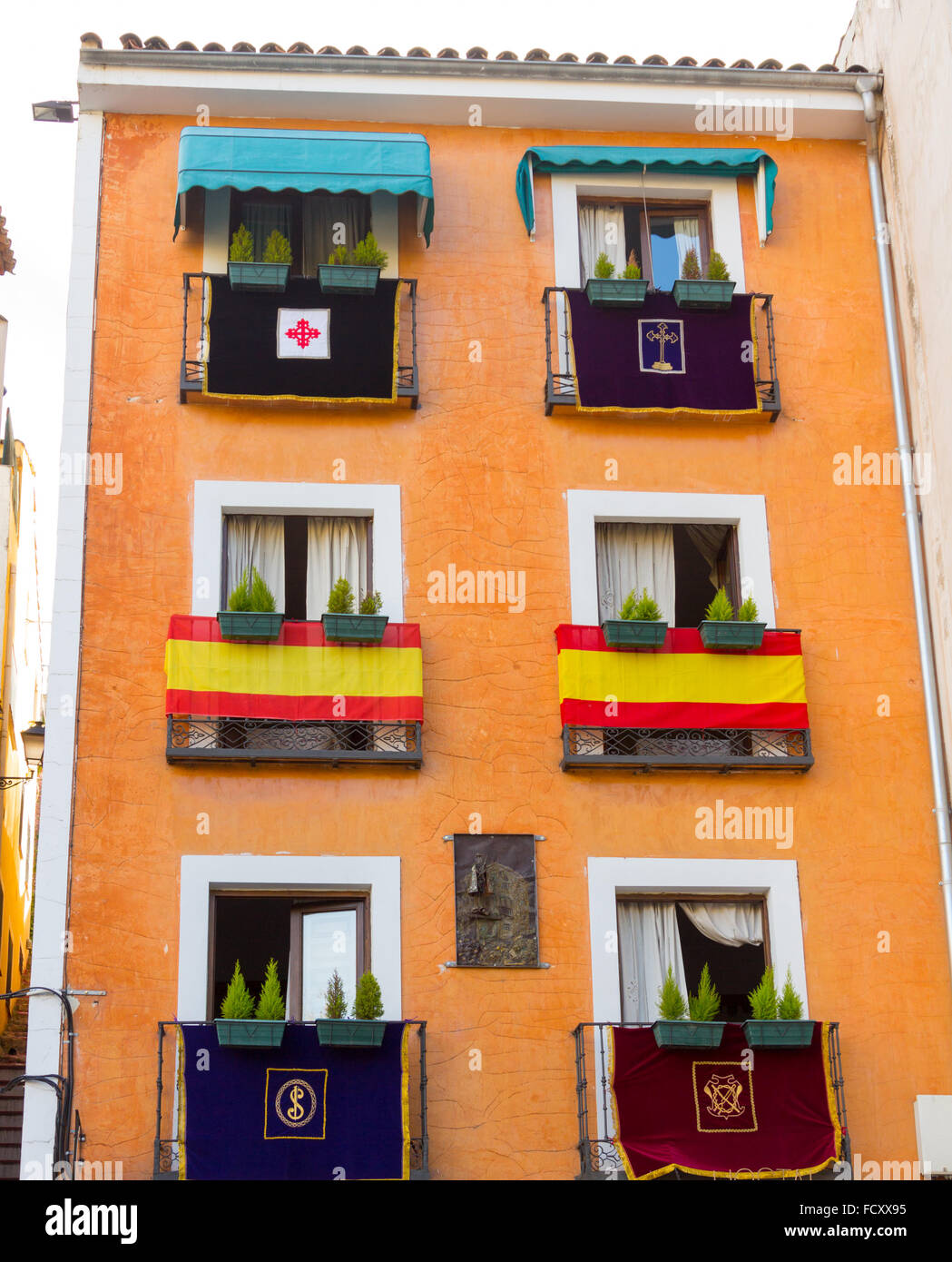 Tipiche le strade e gli edifici della famosa città di Cuenca, Spagna Foto Stock