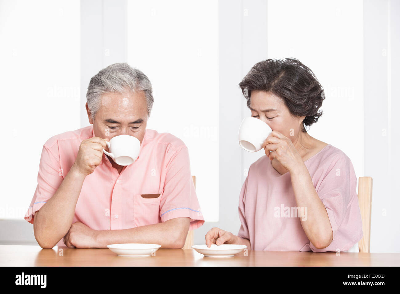 Ritratto di vecchia coppia bere il tè Foto Stock