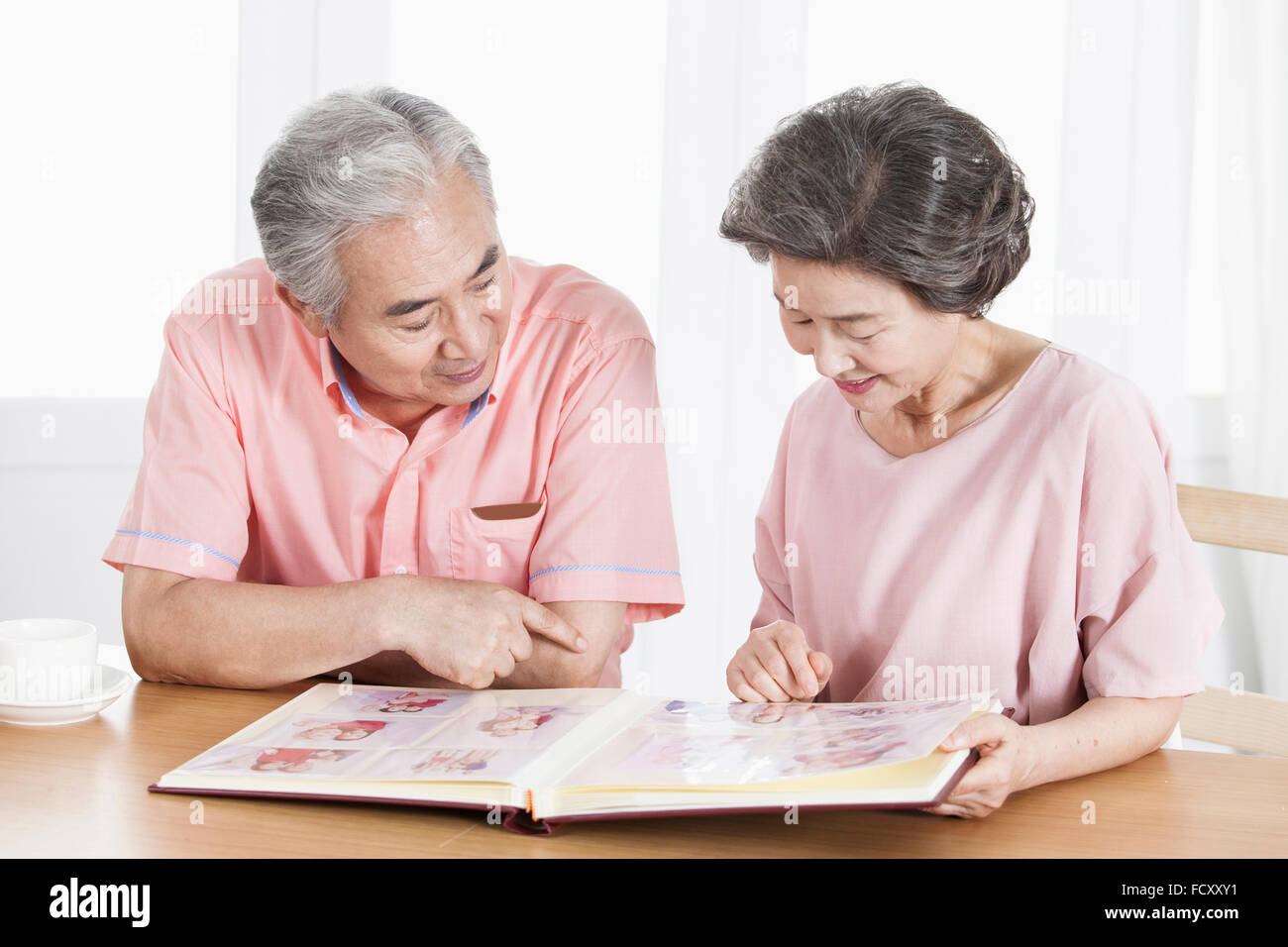 Ritratto di vecchia coppia guardando album di foto Foto Stock