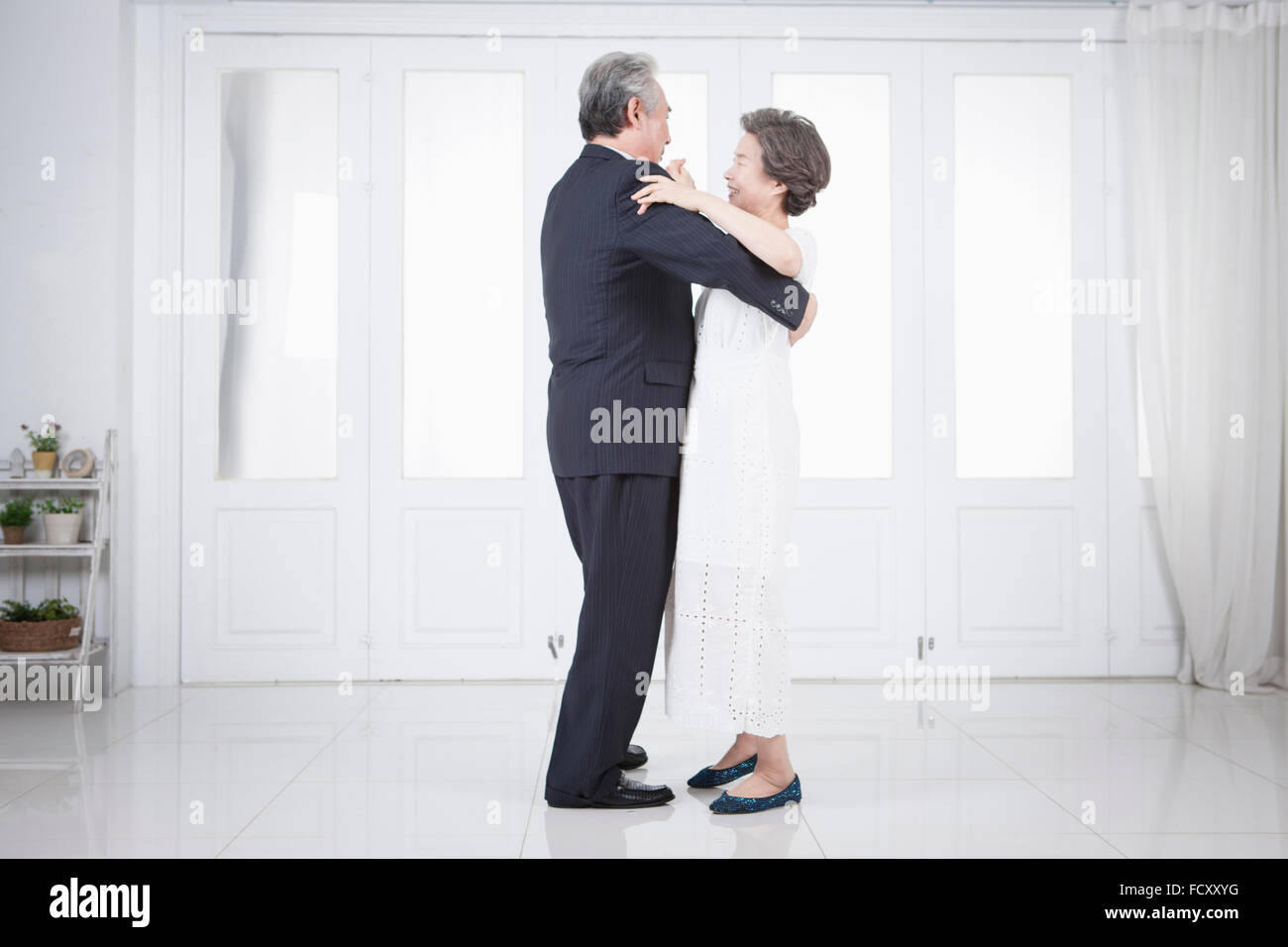 Vecchia coppia abbracciando e ballo Foto Stock