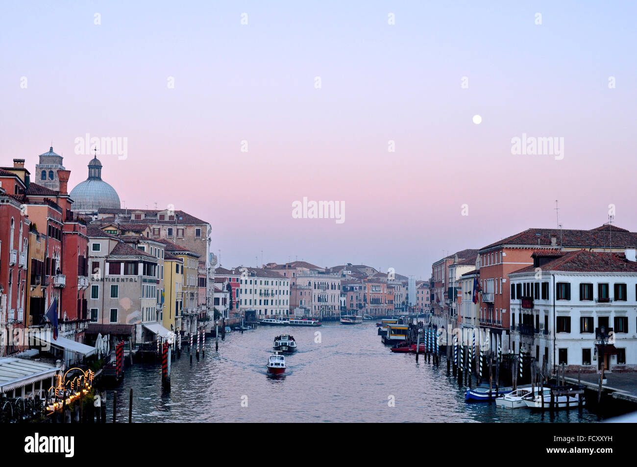 Venezia vista in serata con luna durante il tramonto Foto Stock