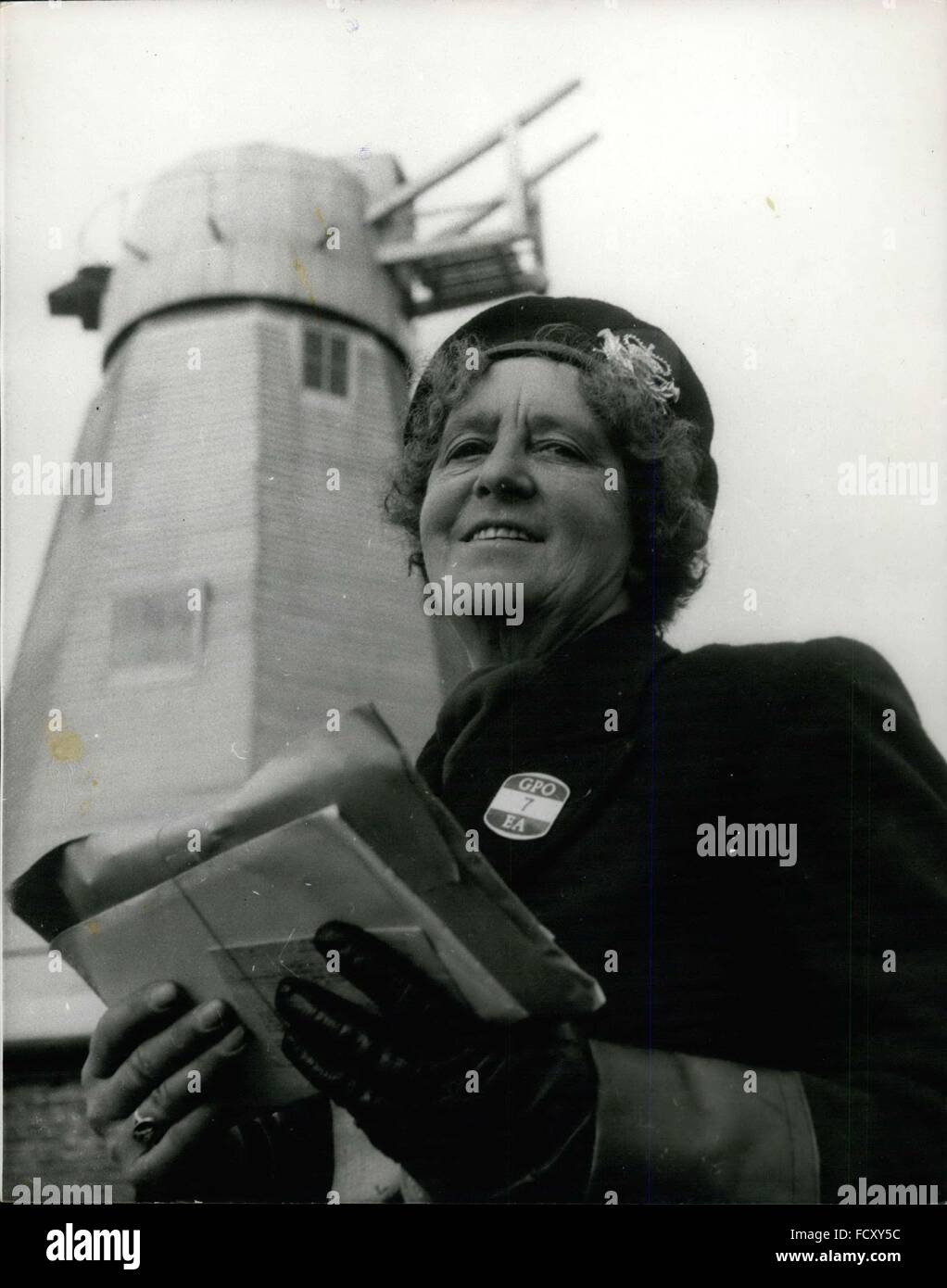 1952 - Mabel Il Postwoman ha camminato più di dieci volte il giro del mondo per 35 anni Oliver ha consegnato le lettere senza un giorno di malattia: Miss Mabel Oliver, skim e silver-pelose, affittato i suoi piedi. Il fest che hanno portato la sua una distanza di più di dieci volte la circonferenza della terra e rivendicato ella non ha mai avuto un giorno di malattia poiché diventando il postwoman del Sussex village della cestella's Town 35 anni fa. Prima che questa donna eccezionale era un cantante e ballerino. Dopo un attacco di ittero, lei è stato consigliato di vivere un open-air la vita. E questo è ciò che lei è stato l Foto Stock