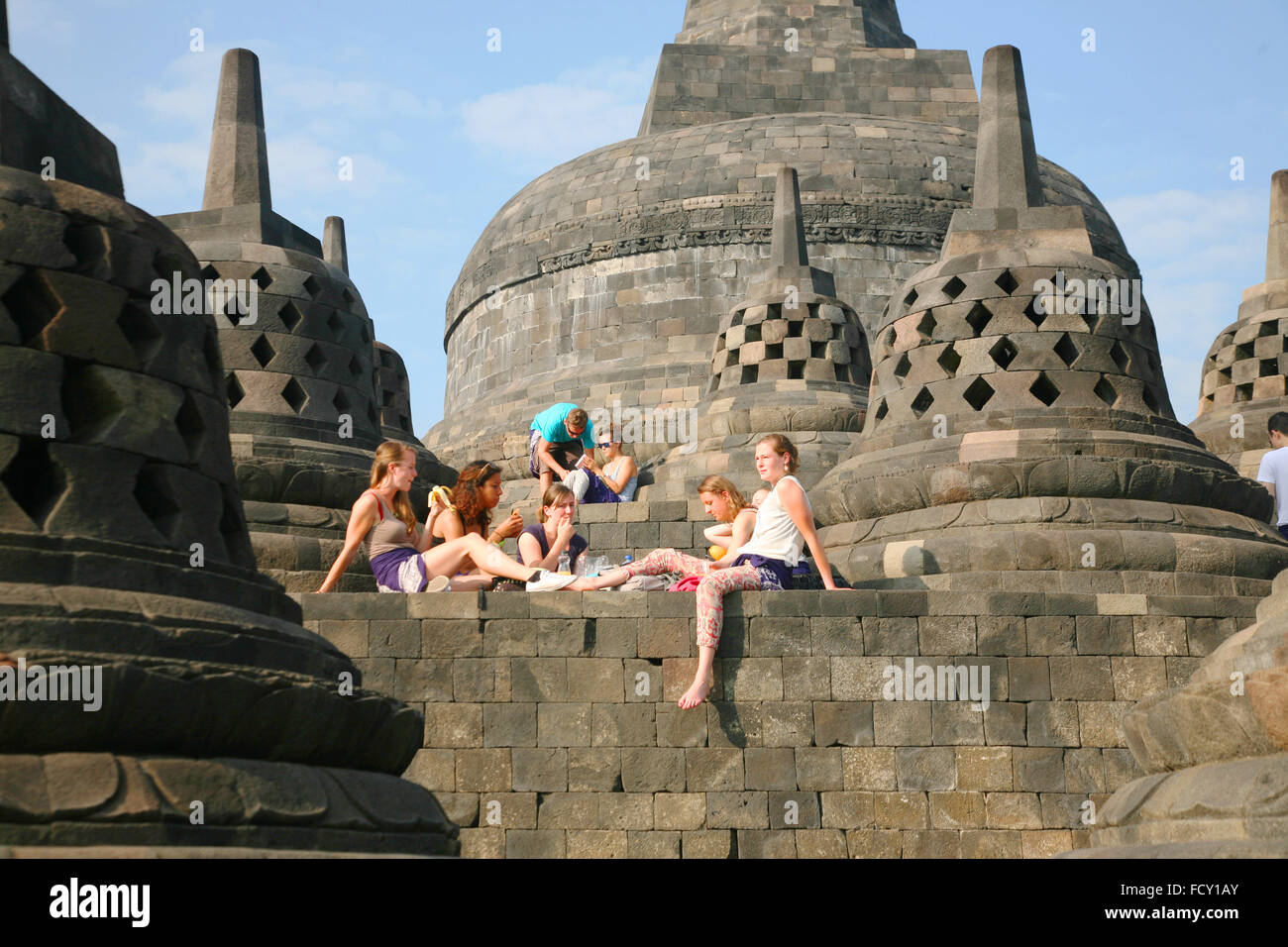 Indonesia Java Centrale Magelang Il Tempio Borobudur risale al IX secolo ed è situato su una grande pianura circondata da volca Foto Stock