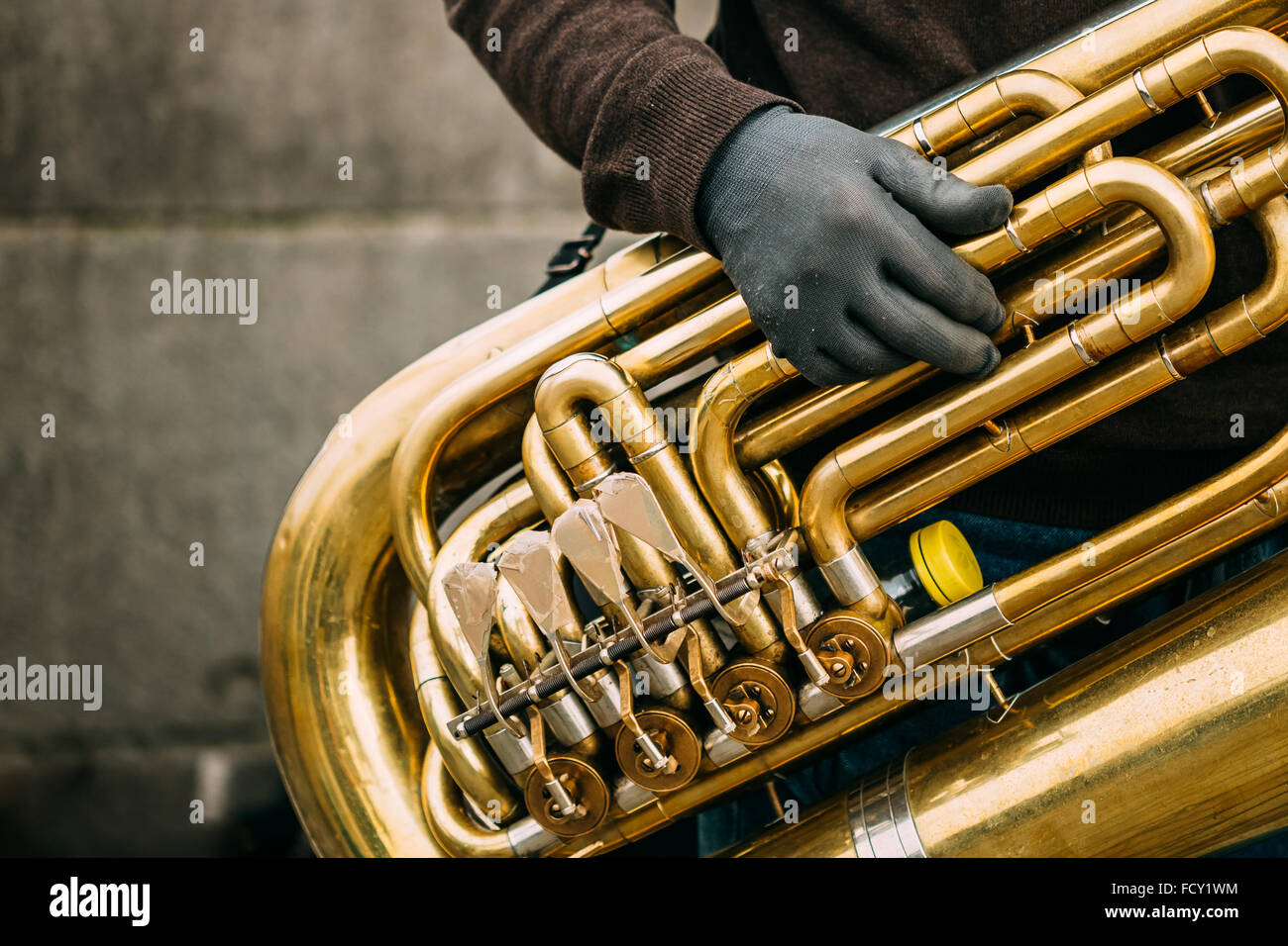 Suonatore ambulante di strada di eseguire brani jazz all'esterno. Chiusura del tubo di grandi dimensioni Foto Stock