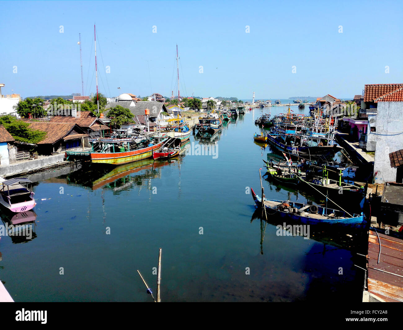 Indonesia Java Centrale Jepara barche da pesca ormeggiato sul fiume Adrian Baker Foto Stock