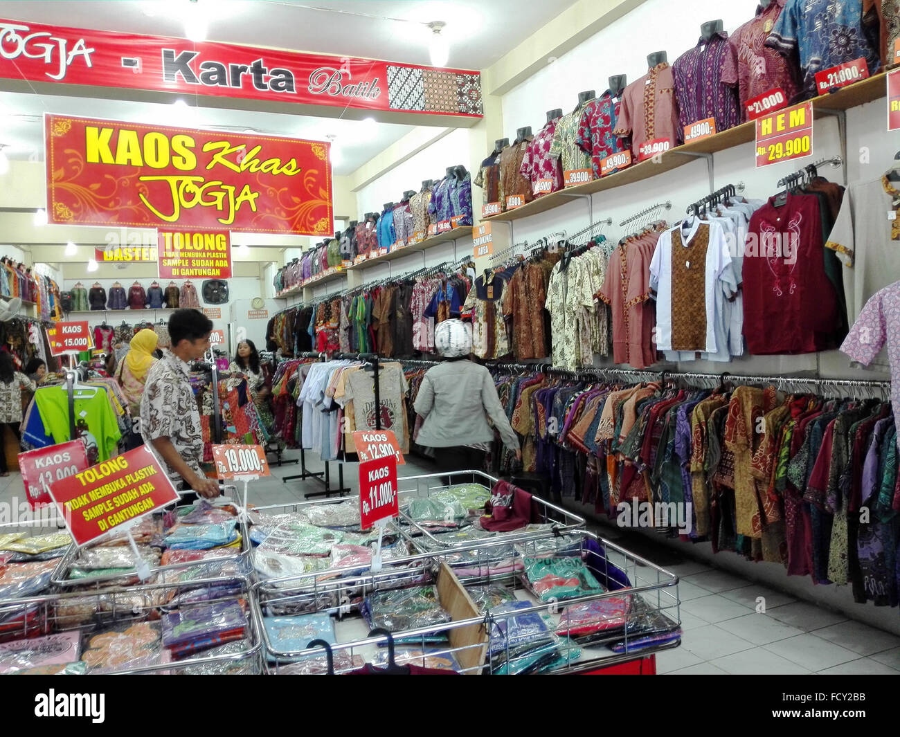 Indonesia Java Centrale Yogyakarta Shop in Malioboro Yogyakartas trafficata strada principale dello shopping di Adrian Baker Foto Stock