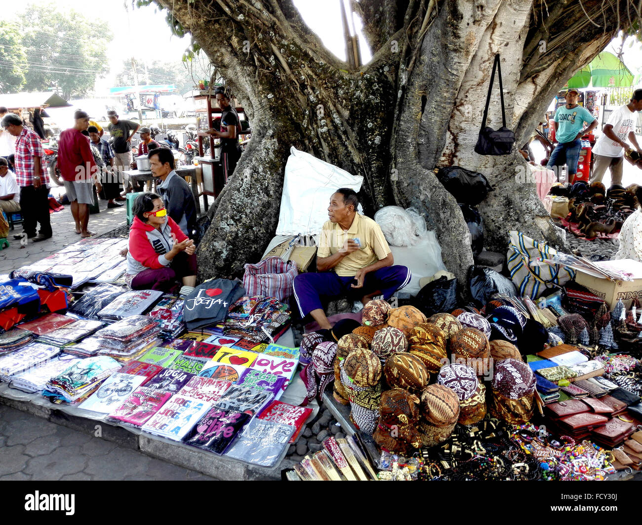 Indonesia Java Centrale Yogyakarta Street commercianti al di fuori del Kraton il Palazzo del Sultano Adrian Baker Foto Stock