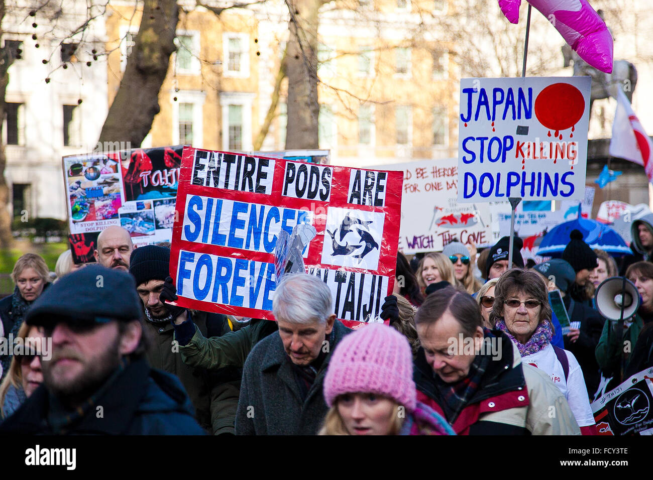 Londra, UK Gennaio 16, 2016 animale non identificato gli attivisti di diritti dimostra nel centro di Londra contro l uccisione di Dolphin Foto Stock