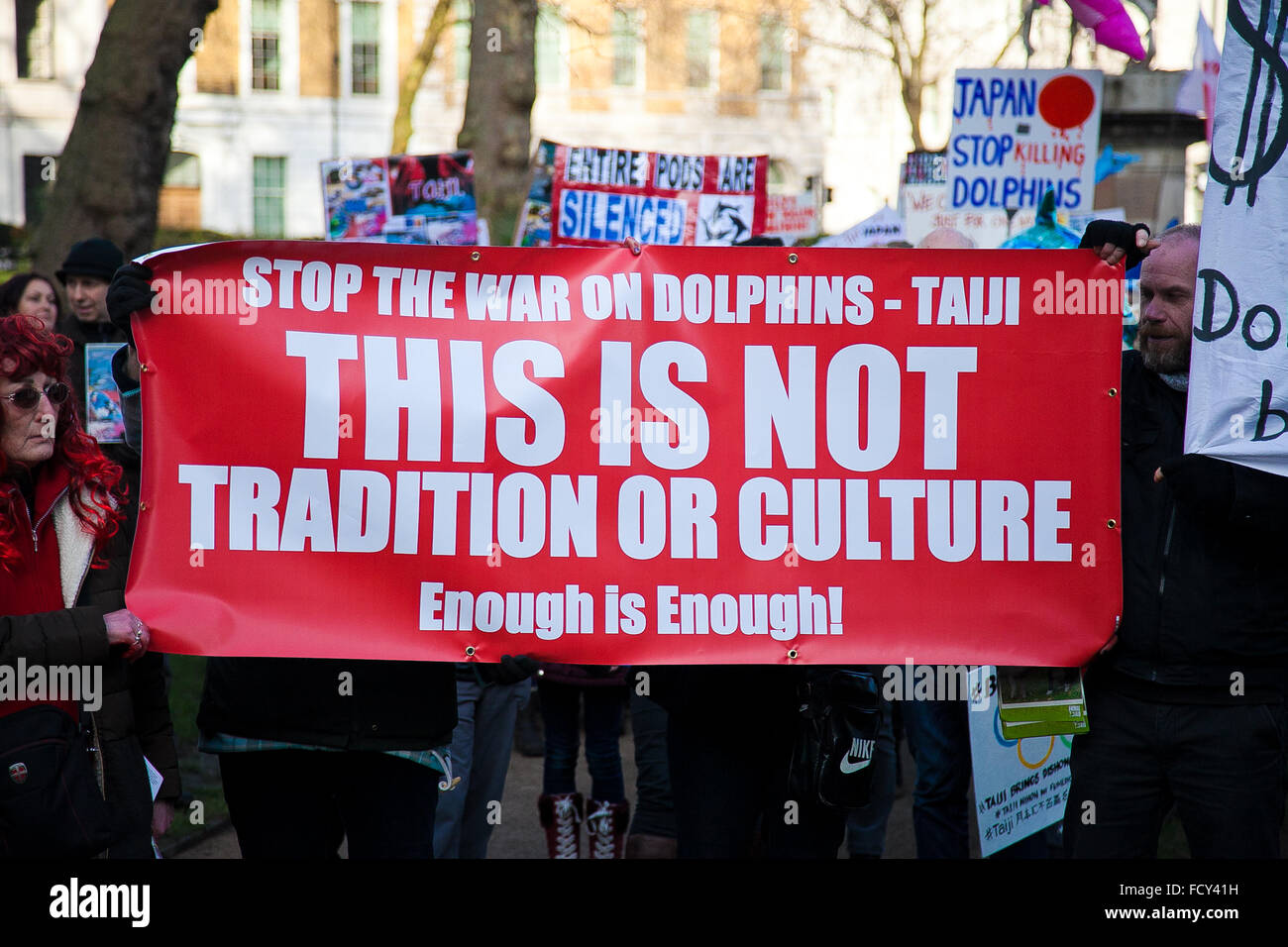 Londra, UK Gennaio 16, 2016 animale non identificato gli attivisti di diritti dimostra nel centro di Londra contro l uccisione di Dolphin Foto Stock