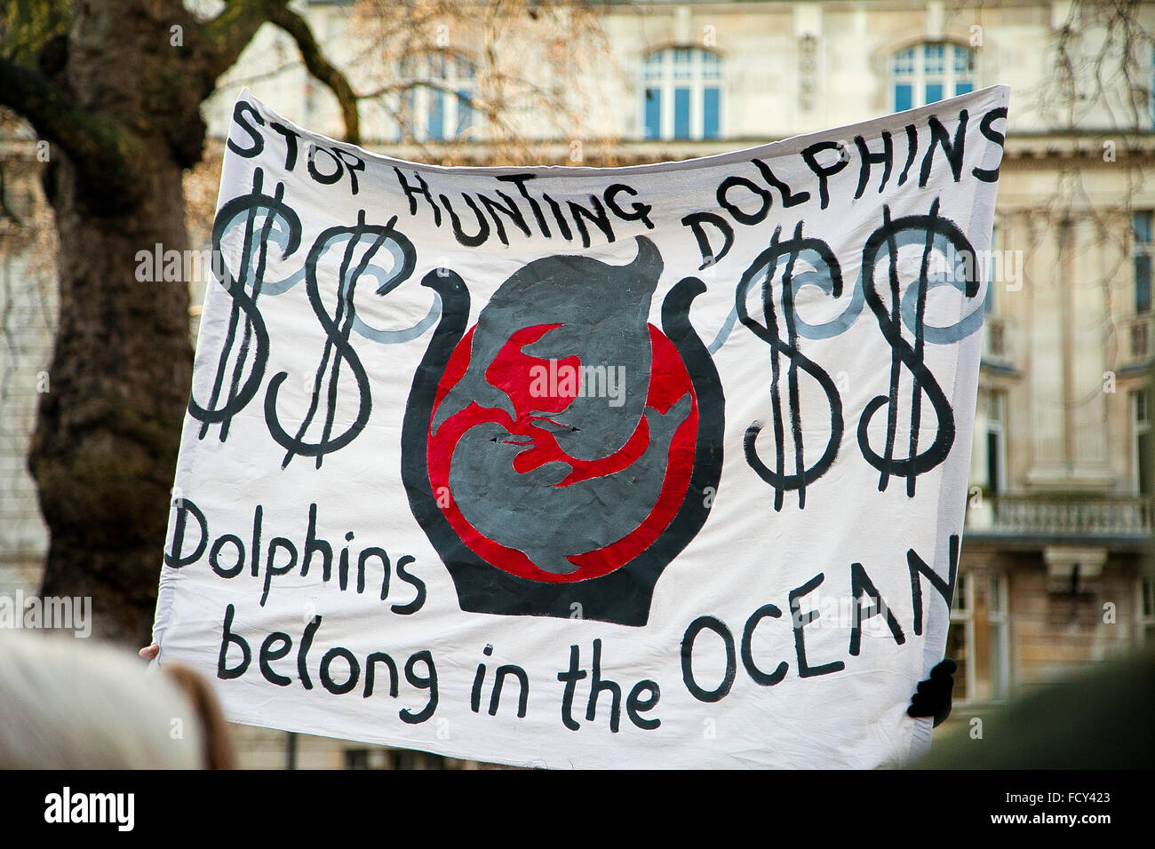 Londra, UK Gennaio 16, 2016 animale non identificato gli attivisti di diritti dimostra nel centro di Londra contro l uccisione di Dolphin Foto Stock