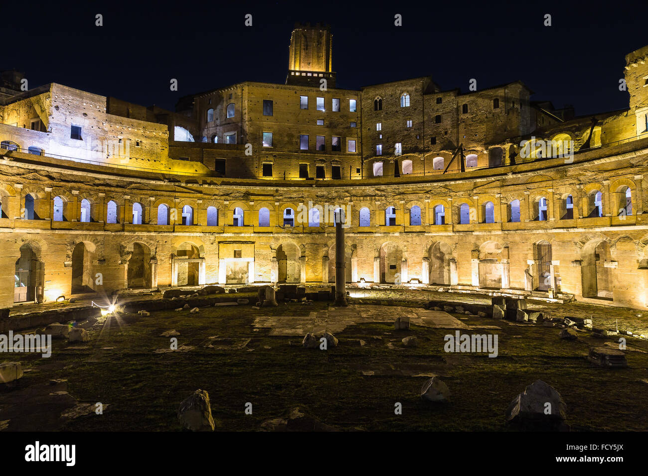 Parte delle rovine di Mercati di Traiano (Mercati di Traiano a Roma di notte. Foto Stock